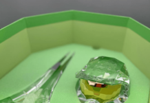 Xbox і swarovski представили кришталевий шолом майстра чіфа і покритий кристалами енергетичний меч з halo