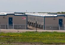 Бум ІІ Підганяє Попит на “Чоловічі Табори”, Компанія, що спеціалізується на утриманні під вартою, переходить до розміщення центрів обробки даних